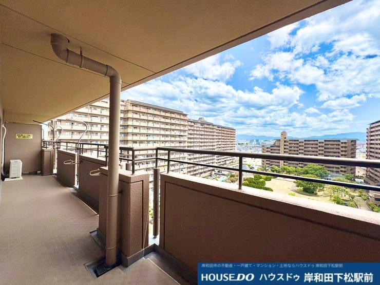 青空が広がり、心地よい風とたっぷりの陽光を感じられる開放感あふれるバルコニーです。視界を遮るものが少なく見晴らしが良好で、爽快な景色を眺めながらリフレッシュできる素敵な空間です!
