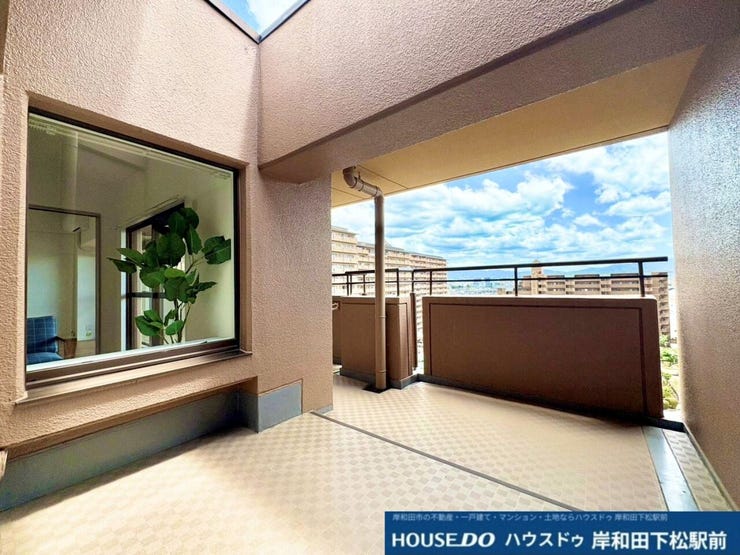 開放感あふれる広々としたバルコニーです。青空が広がり、心地よい風とたっぷりの陽光を感じられる気持ちの良い空間となっています。リラックスタイムを楽しむ場所としても快適にお使いいただけます!