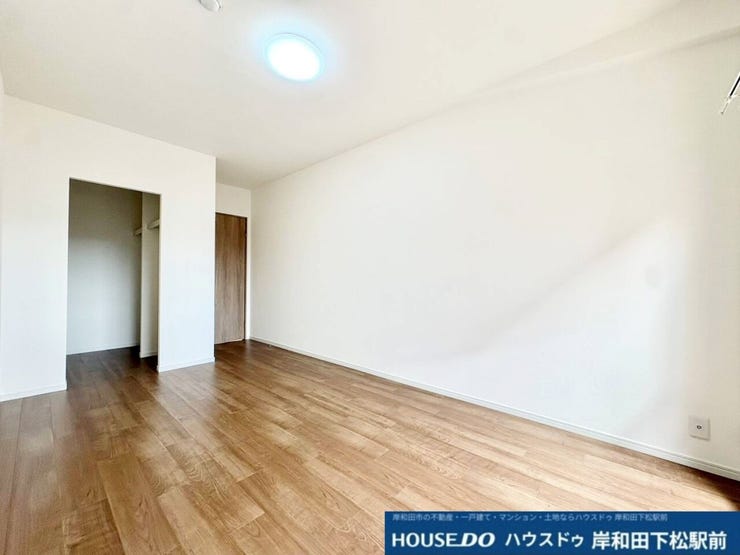 温かみのあるフローリングが広がる、すっきりとシンプルな洋室です。落ち着いた色合いの空間となっており、お好みの家具を自由にレイアウトしやすく、寝室や子ども部屋など多目的に快適にお使いいただけます!