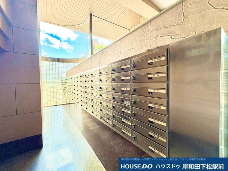 清潔感があり、整然と並んだ集合ポストです。日々の郵便物の受け取りがスムーズに行える便利な共用設備です。綺麗に管理された空間となっており、安心して快適なマンションライフをお送りいただけます