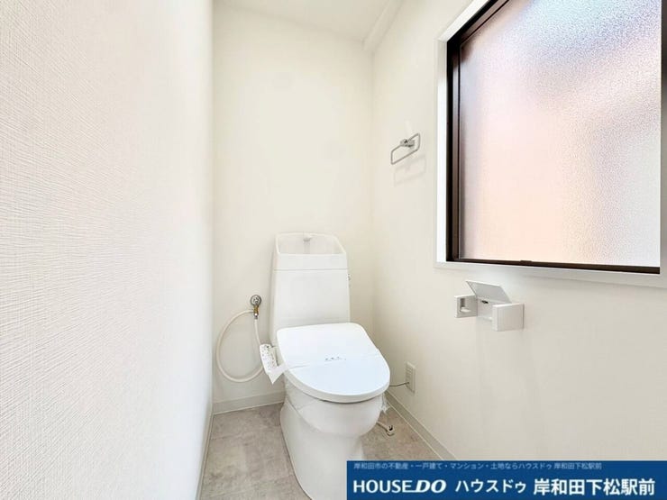 白を基調とした清潔感あふれる、すっきりと快適なトイレです。小窓から心地よい自然光が差し込み、換気もしやすく爽やかな空間を保てます。毎日気持ちよくお使いいただける、機能的で落ち着いた雰囲気の設備です!