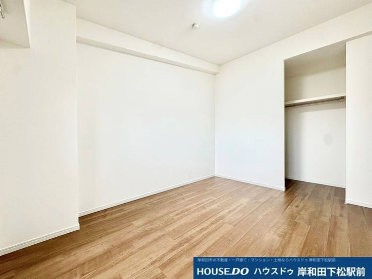 温かみのあるフローリングと白を基調とした、落ち着いた雰囲気の洋室です。便利な収納スペースが備わっており、お部屋を広々と綺麗に保つことができます。寝室や子ども部屋など多目的に快適にお使いいただけます!