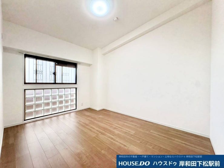 温かみのあるフローリングが広がる、シンプルな洋室です。デザイン性の高い窓から自然光が差し込む落ち着いた空間となっており、お好みの家具を自由にレイアウトして、寝室やなど多目的に快適にお使いいただけます!