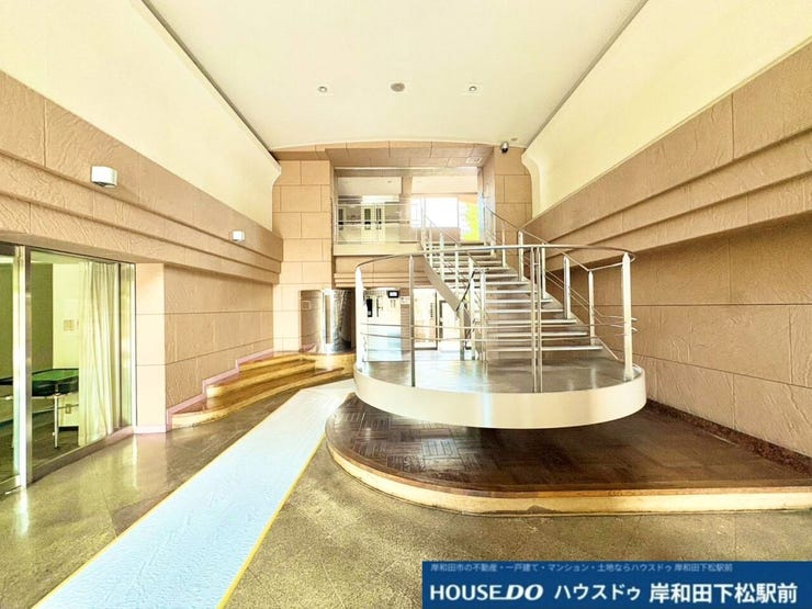 洗練されたデザインのエントランスです。優美な階段やゆとりある空間が広がり、住まう方を毎日心地よくお迎えするとともに、訪れる方にも上品で好印象を与える素敵な共用スペースとなっています!