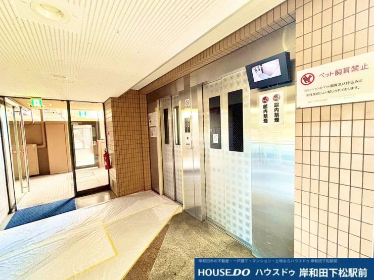 清潔感のあるエレベーターホールです。日々の移動をスムーズにし、お出かけやご帰宅の際も快適に利用できます。明るく手入れが行き届いた共用スペースで、安心感のある暮らしをサポートします!