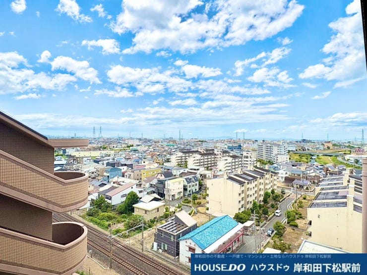 青空と豊かな街並みを一望できる、開放感あふれる素晴らしい眺望です。遮るものが少ない高台や上層階ならではの抜けた景色が広がり、毎日の暮らしの中で四季折々の空模様や爽快な景色を存分にご堪能いただけます!