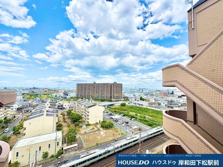 広大な青空と豊かな街並みを一望できる、開放感あふれる素晴らしい眺望です。遮るものが少ない高台や上層階ならではの抜けた景色が広がり、毎日の暮らしの中で四季折々の空模様を存分にご堪能いただけます!