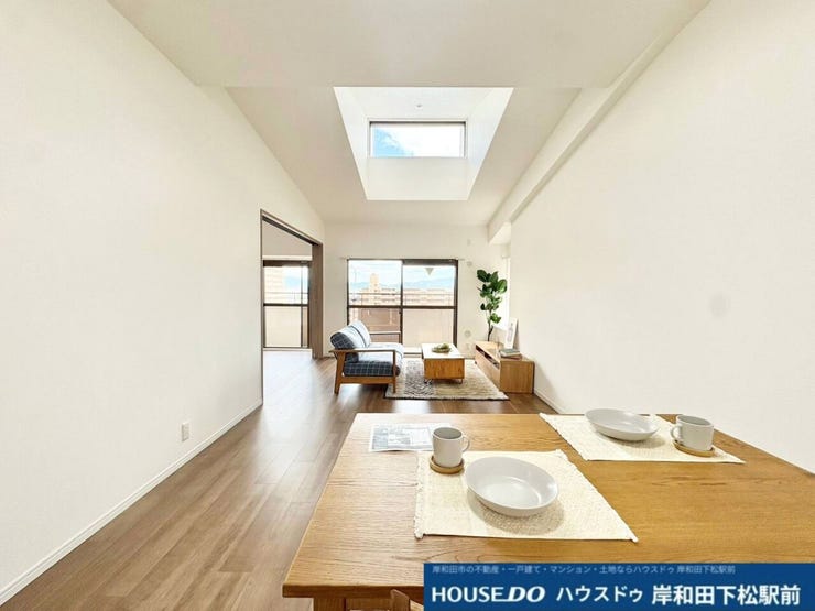 明るい光がたっぷりと差し込む、開放感あふれるリビングの同型写真です。すっきりと洗練された空間が広がり、ご家族がゆったりとくつろぎながら笑顔あふれる時間を過ごせる、魅力的な住空間となっています!