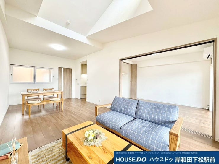 明るく開放感あふれる広々としたリビングです。お気に入りのソファやダイニングセットを配置でき、ご家族がリラックスして過ごせる心地よい空間が広がっています。毎日の暮らしを豊かに彩る素敵なリビングです!