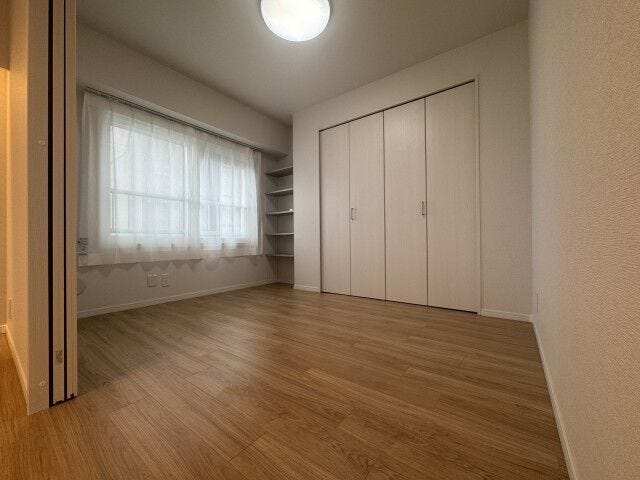 白を基調とした爽やかな洋室。引き戸を開けてLDKの一体利用も可能です
