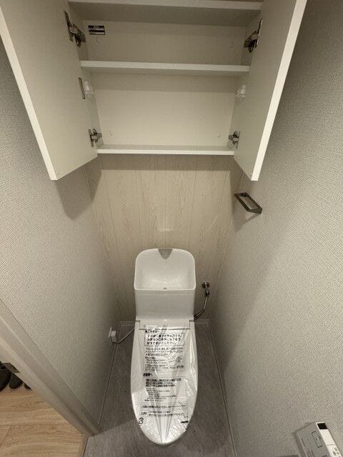 温水洗浄便座&吊戸棚を標準装備!手洗い付きで機能的な清潔トイレ空間