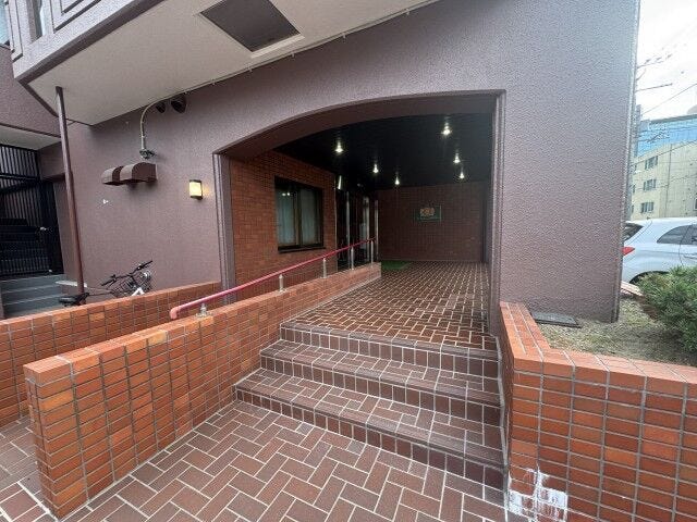 階段に加えスロープも整備された、優しく行き届いたアプローチ。ベビーカーやスーツケースの移動もスムーズ