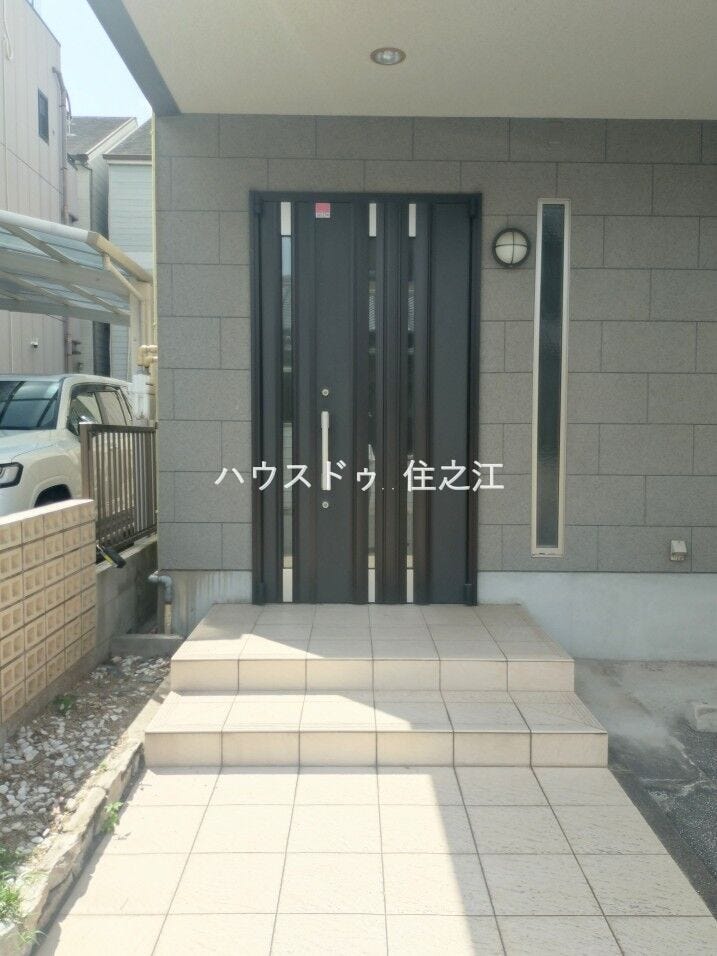 ★玄関には庇(屋根)がございますので雨の日もお荷物など濡れなくて済みます♪