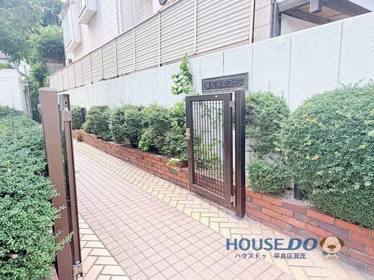 緑の植栽が印象的なエントランス
