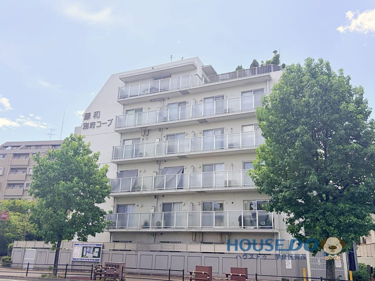 【外観】
白を基調とした、落ち着いた外観。
築年数を重ねた建物ならではの趣があり、
長く街に馴染んできたことを感じさせる佇まいです。