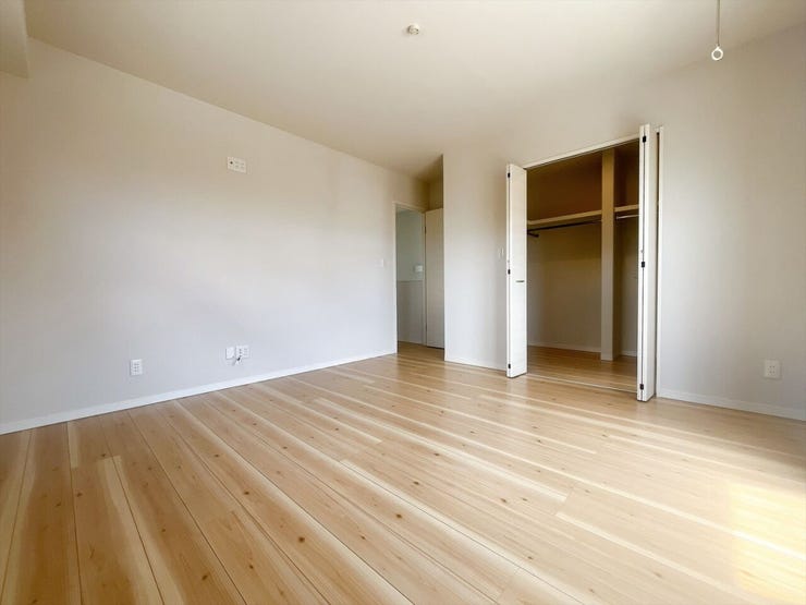 【洋室】
広々としたお部屋は家具の配置やインテリアデザインがしやすく、自分好みの居心地の良い空間を作れます♪
ソファやテレビ台を設置して家族や友人とくつろげるセカンドリビングスペースにもなります!