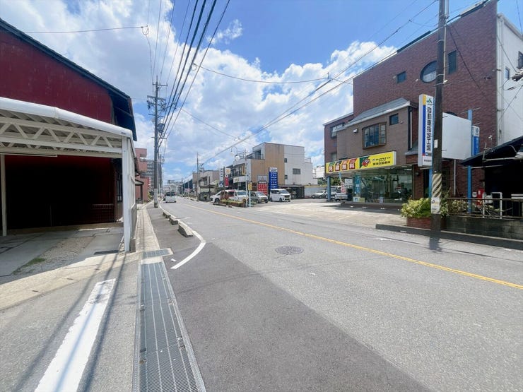 【前面道路】
前面道路が広いため運転がしやすく、日々の交通ストレスが軽減されます!
また家の前が建物などで遮られることがなく、日当たりが良くなり、家全体が明るい印象を受けます!