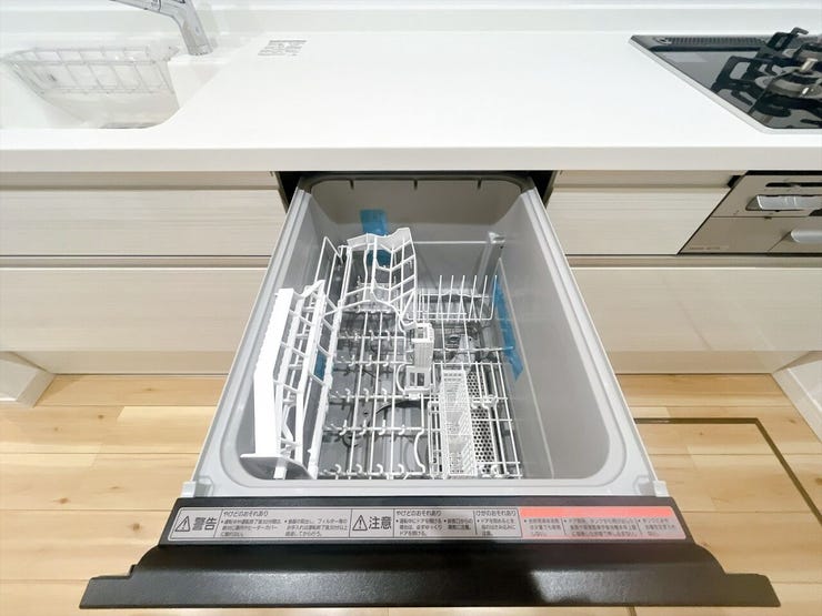 【食器洗い乾燥機】
食器洗いの時間を大幅に短縮できる食洗機付き!
手洗いに比べて、使用する水の量を大幅に節約でき、一度の洗浄で使う水は、手洗いに必要な量の3分の1以下とも言われています!