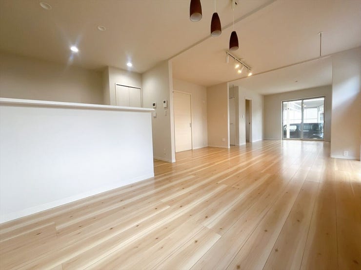 【リビング・ダイニング】
広々としたリビングはどこにいてもお部屋全体が見渡しやすく、ぱっと見て室内の様子が把握しやすいです♪
そのため小さなお子様がいるご家庭や、ペットを飼われていても安心です!