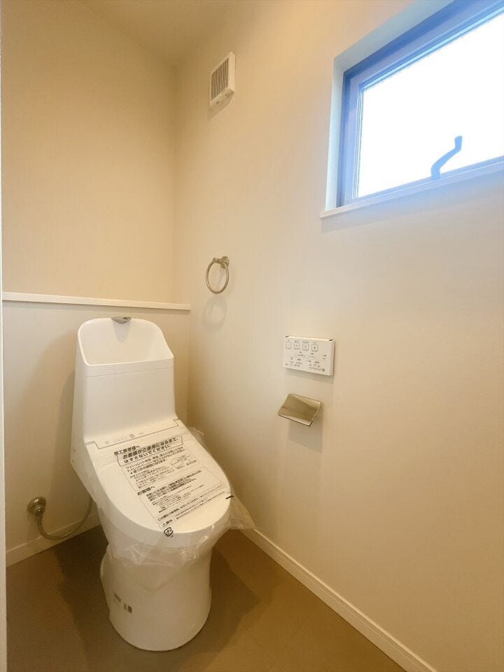 【温水洗浄器付きトイレ 】
温水洗浄器付きのトイレは、便座を暖かく保てるため、冬場でも座ったときにヒヤッとせず快適に使用できます!
ペーパーの使用量の削減にもなるため経済面でもメリットがあります♪
