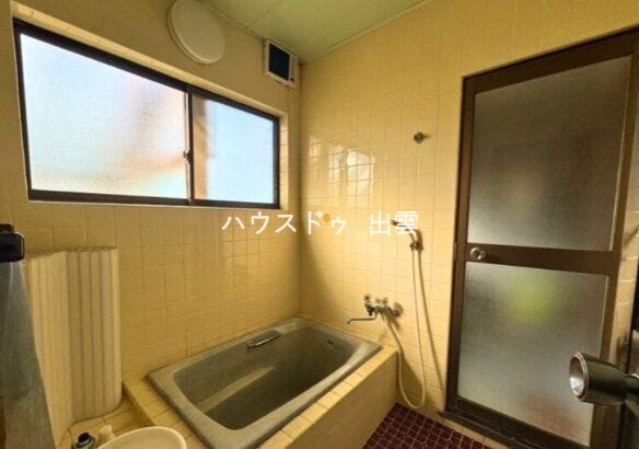 浴室は湿気がたまりやすく、換気扇だけではどうしてもカビが出てしまいやすい場所。窓があるだけで、あっという間に換気ができますのでお風呂の掃除も気持ちが良いです。