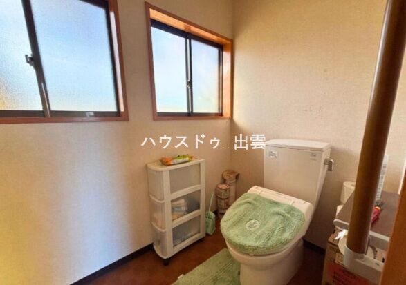 やさしい色合いの内装でまとめられたトイレは、毎日気持ちよく使える空間。温水洗浄機能付きで、快適性にも配慮されています。窓があることで自然光が入り、昼間は明るく換気もしやすい設計です。