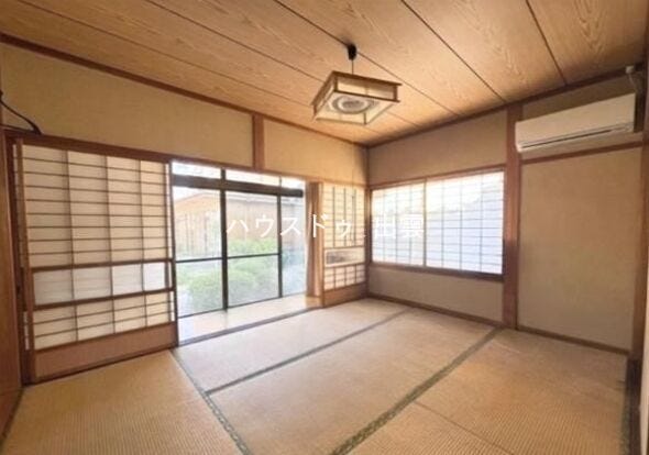 和室だと足をのばして寛ぐことができ、客間やお子様の遊び場など幅広い用途で利用できます。畳の上でそのまま寝ても体が痛くないのでお子様がそのまま寝てしまっても安心です。