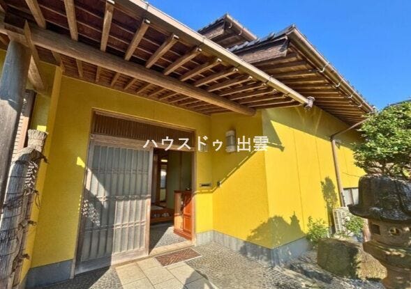 【外観】
落ち着いた住宅街の中にあり、自然に囲まれた暮らしができます!子育て世代の方にもおすすめなお家ですよ。