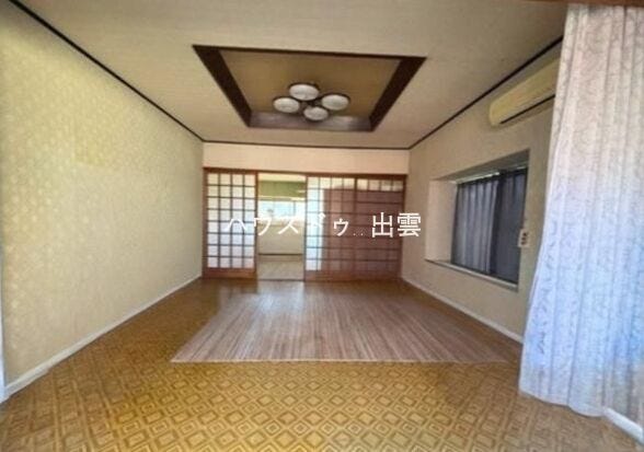 LDKの写真です。リビング側から撮っています。17帖ありますのでゆったりした広さで使いやすいです。窓もあり換気もできます。