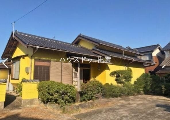 近隣にはホームセンターがあり日用品の買い物など不自由なく行けます。また、スーパーも近隣にありご飯の買い出し等も行きやすいので暮らしやすい立地です。