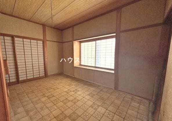 落ち着きのある和室は、心を和ませてくれる癒しの空間。来客用としてはもちろん、お子さまのお昼寝スペースとしても活躍します。押入れもあり収納力も十分。
