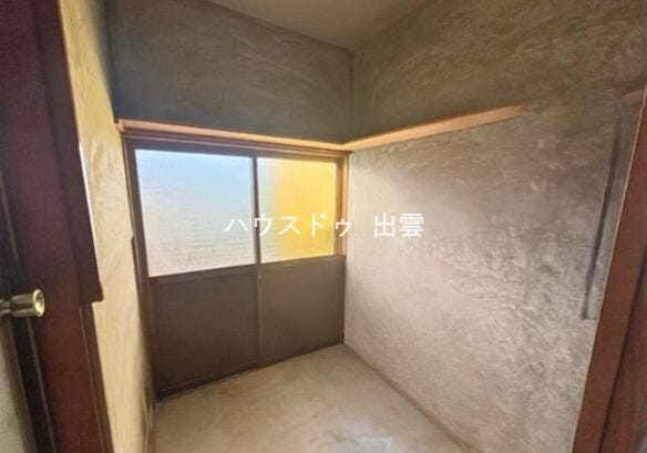 勝手口の写真です。出るとストックヤードの入り口が近いのですぐに荷物の収納や出してくることが可能です。