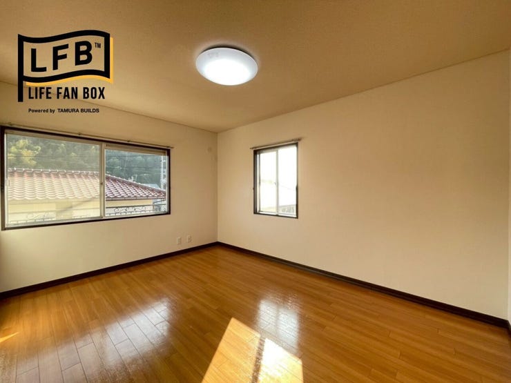 2階の広い方の洋室です♪2階は全部屋2面採光で明るいです♪