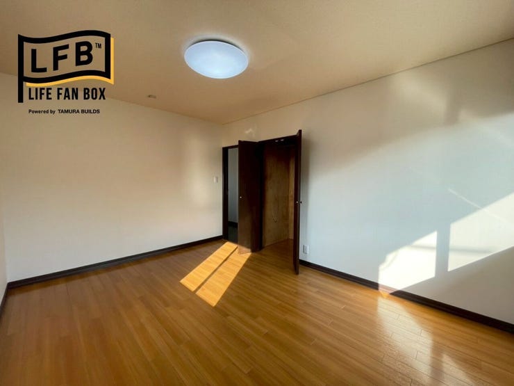 こちらのお部屋にもクローゼットがあるので、収納には困りませんよ♪