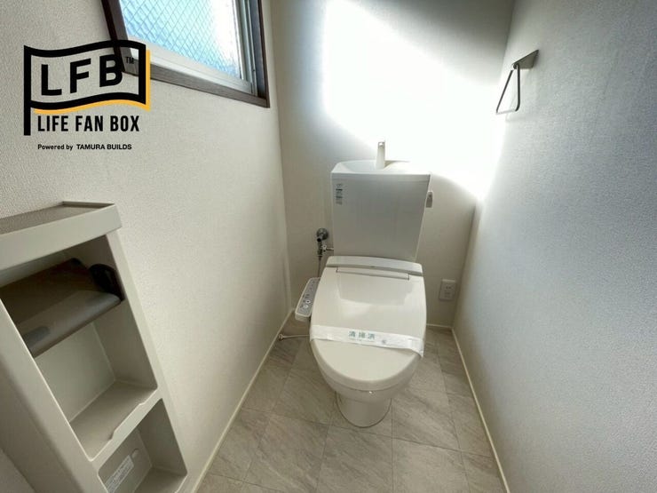 トイレは寒くても安心の温水洗浄便座です♪トイレットペーパーの予備を置くスペースもあります♪落ち着ける空間♪
