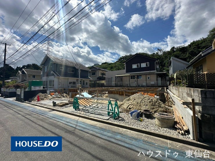 【外観】
静かな住環境で子育て安心。小学校徒歩6分、並列駐車2台の快適4LDK。