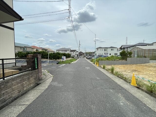 幅員約6mの前面道路です。道路幅にゆとりがあるので、車種を選びません。大きめの車を乗りたい方にもオススメです。