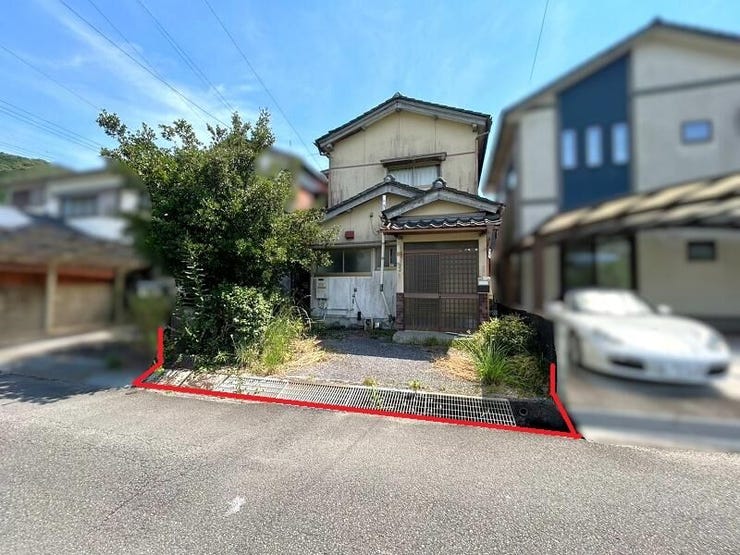 【外観】
●土砂災害区域外のコンパクトな敷地
●小・中学校まで徒歩約3分!
●前面ひらけており通風良好♪