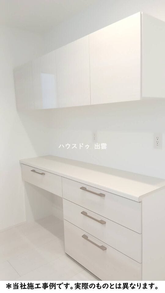 キッチンにはカップボードつき!作り付けの収納があると入居後すぐ使えてとっても便利。家電置きスペースも使い勝手良くてうれしいですね!