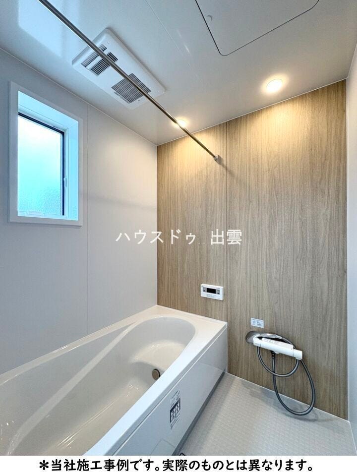 お掃除しやすくキレイが長続き。マグネットで浮かせる収納もできちゃう!水はけがよく温かい床もポイントのLIXIL製ユニットバスを採用しています。