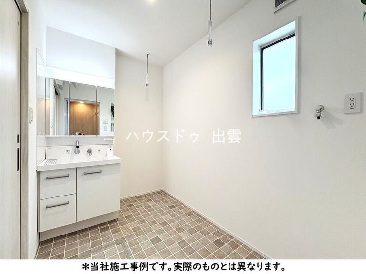 洗面脱衣室は約3帖。物干し金具付きで、洗う・干す・取込むが一か所完結!洗濯機置場横の壁にはニッチ収納もあり、洗剤などちょっと置き場所に悩むものをしまっておけます!