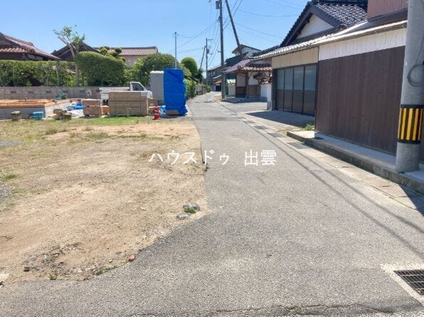 閑静な住宅街の立地でプライベートを静かに過ごしたい方におすすめの土地です。周辺交通量は多くないため、お散歩なども行きやすい環境です。