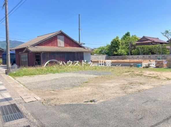 前面道路は西側幅員約3.7m、南側幅員約2.7mと細いですが、交通量は多くないため、敷地への出入りはしやすいです。
