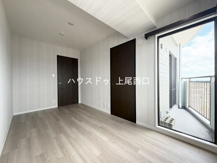 洋室約6.1帖。南向きの窓から明るい陽光が差し込み、心地よく過ごせる空間です。ゆとりのある広さでベッドや家具の設置もしやすい使い勝手の良い洋室となっております。
※フローリング・クロス張替済