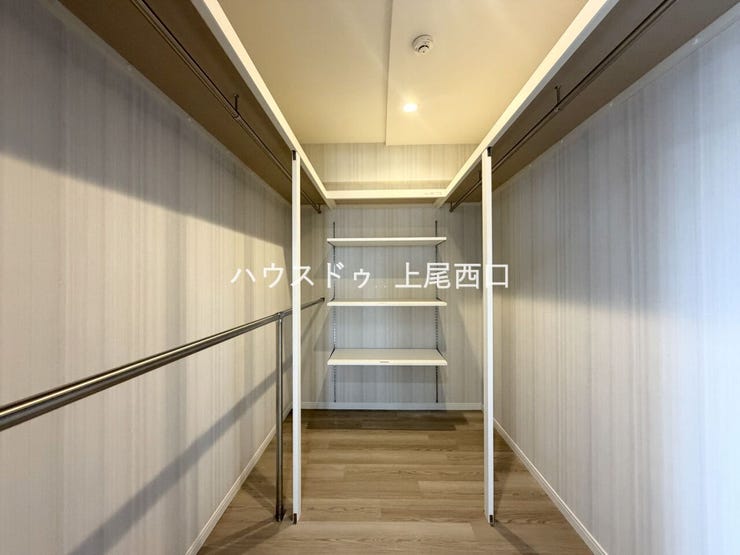 約2.6帖の広々としたWIC。
ハンガーパイプや3段の可動式棚を備え、衣類や荷物を効率よく整理できます。片側にはハンガーパイプを2段設置しており、収納力にも優れた使い勝手の良い空間となっております。