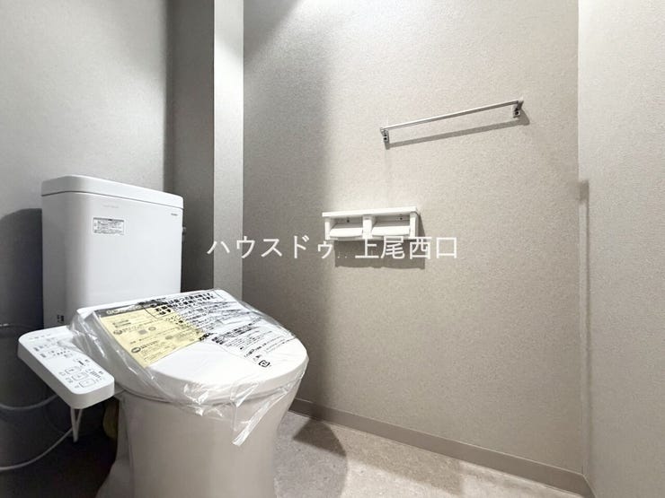 【新規交換】 TOTO
温水洗浄機能等一般的な機能が備わっております。
ダブルペーパーホルダーに加え、タオル掛けや小物を置ける収納スペースも備え、使い勝手にも配慮されております。