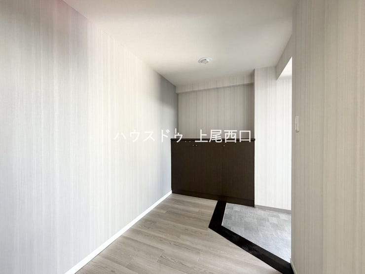 グレーのツートンカラーでまとめたスタイリッシュな玄関。落ち着いた色合いで、住まいの第一印象を演出します。シューズボックスも備えており、玄関をすっきり魅せることができます。