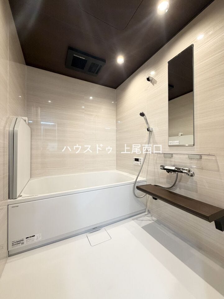【浴室新規交換】クリナップ 商品シリーズ:ラクヴィア サイズ:1418型
暖房・乾燥・涼風機能を備えており、冬の入浴時や雨の日の衣類乾燥、暑い季節の涼風等、一年を通して便利にお使いいただけます。