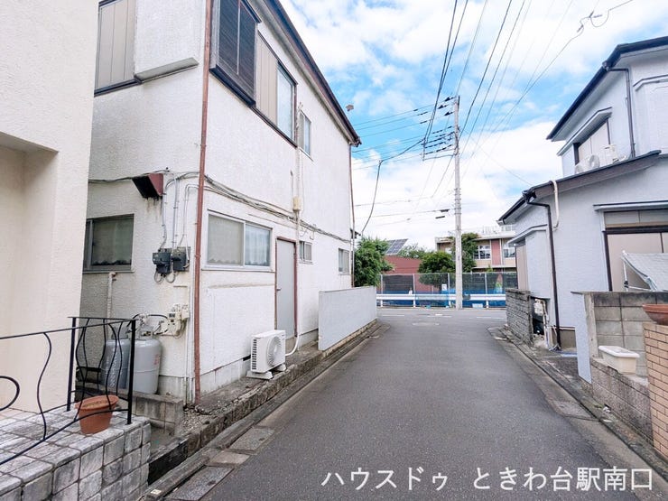 東側は幅員約4mの道路に面しております。コンビニまで徒歩5分、スーパーまで徒歩9分と利便施設が徒歩圏内に揃っており、閑静な住宅街で日々の生活を快適にサポートする住環境が整っています。