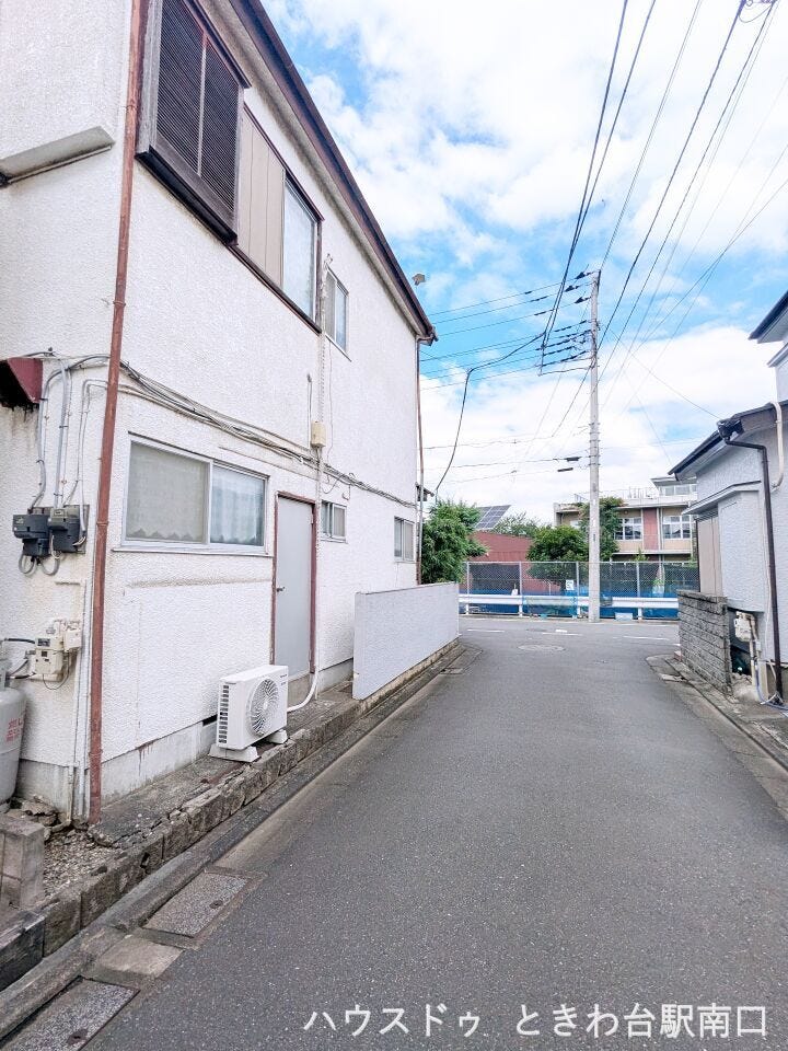 北東角地に位置する、81平米超のゆとりある敷地です。都営三田線と東武東上線の2路線が利用可能で、都心へのアクセスも良好。落ち着いた住宅街の中で、理想の住まいを形にできる環境が整っています。